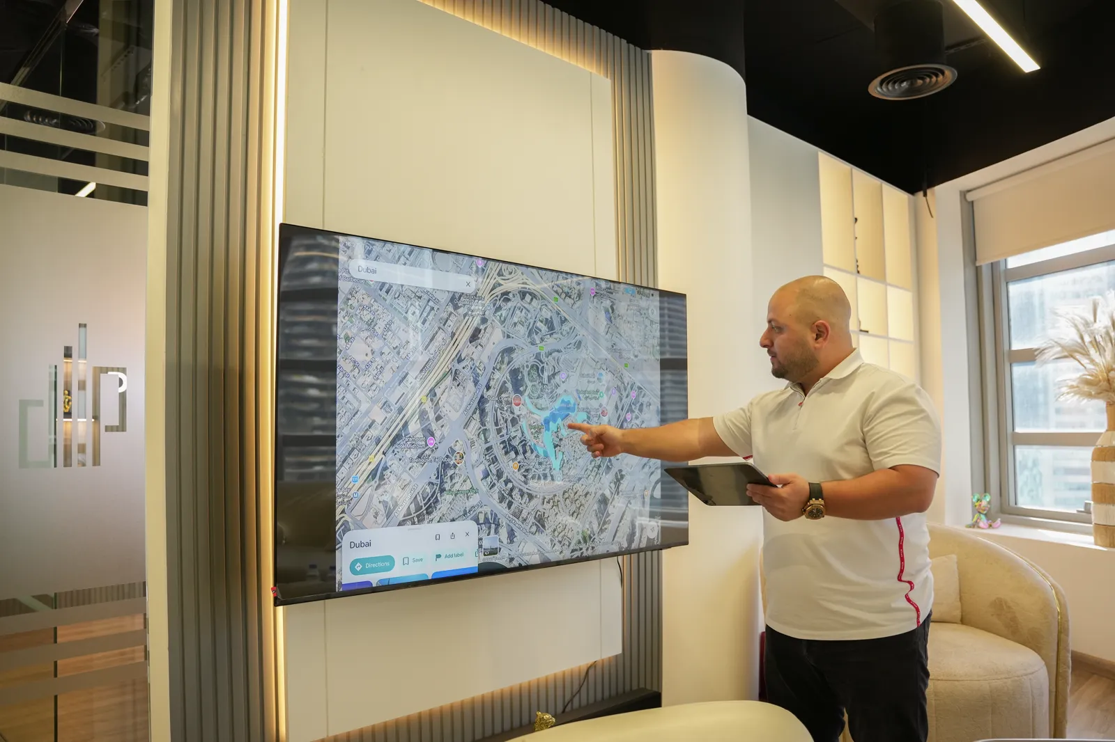 הצגת פרויקט נדל"ן בדובאי על מסך גדול במשרדי דנסיה